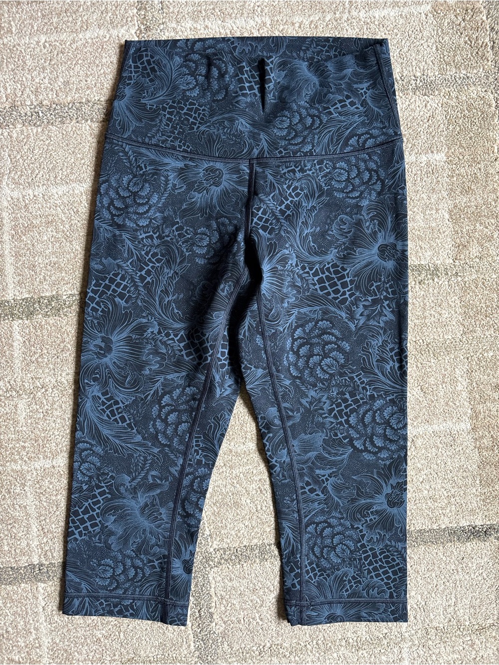 Lululemon Wunder Under Crop leggings Womens size 6 blue damask floral pattern